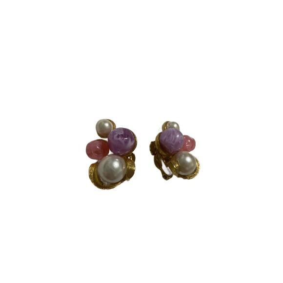 Vintage Pastel Pink Purple Faux Pearl Gold Tone Cluster Clip On Earrings - Picture 2 of 9